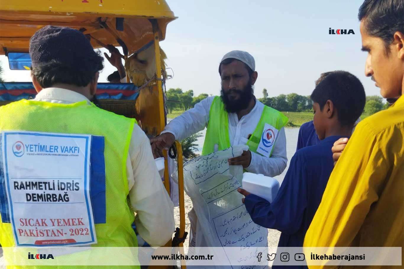 وقف الأيتام يوزع وجبات الطعام الساخنة على ضحايا الفيضانات في باكستان